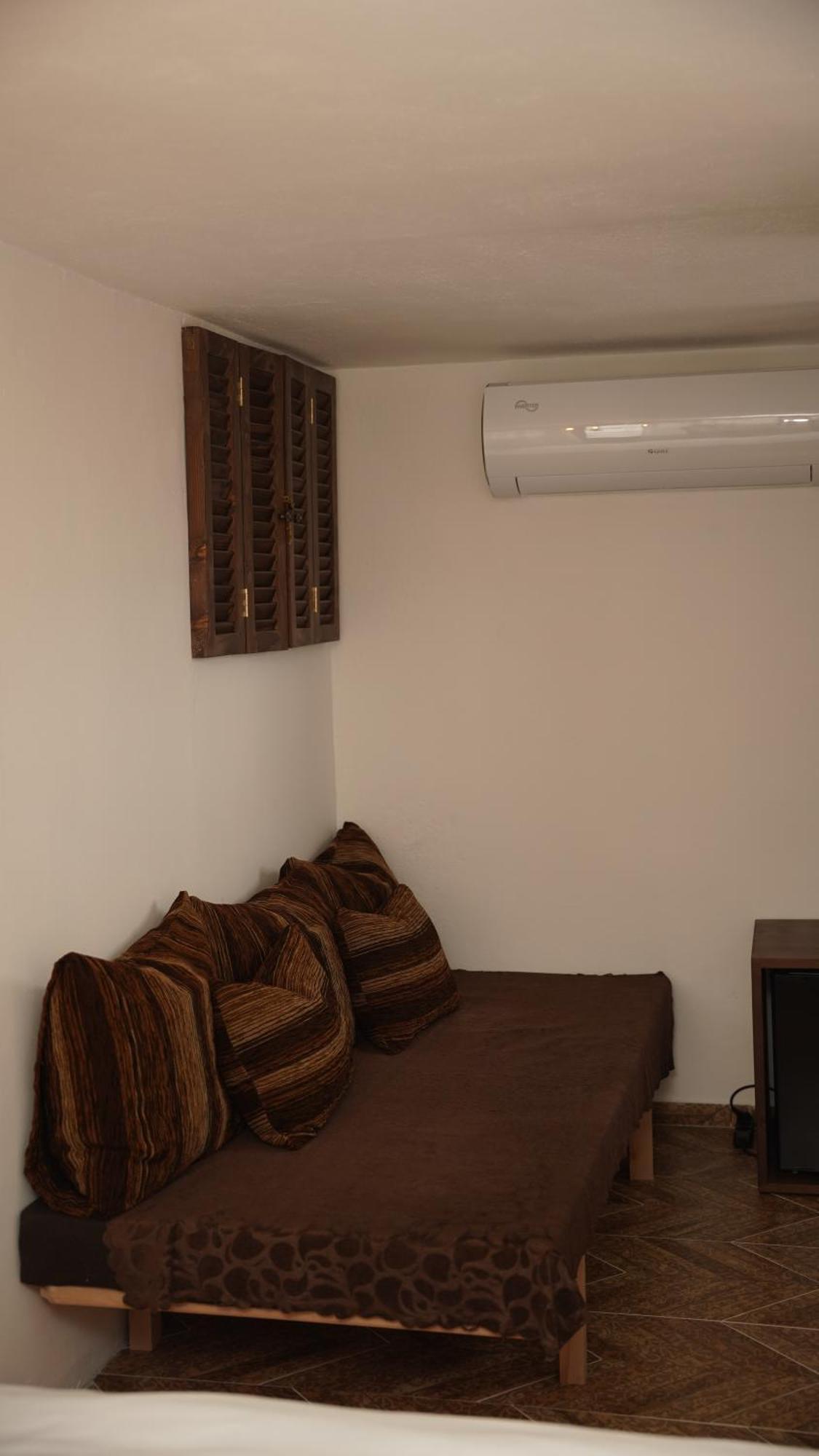 Relax Inn Korce Exterior photo