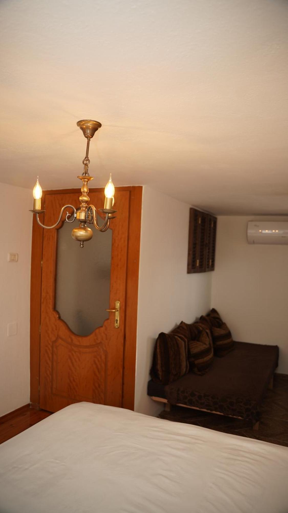 Relax Inn Korce Exterior photo