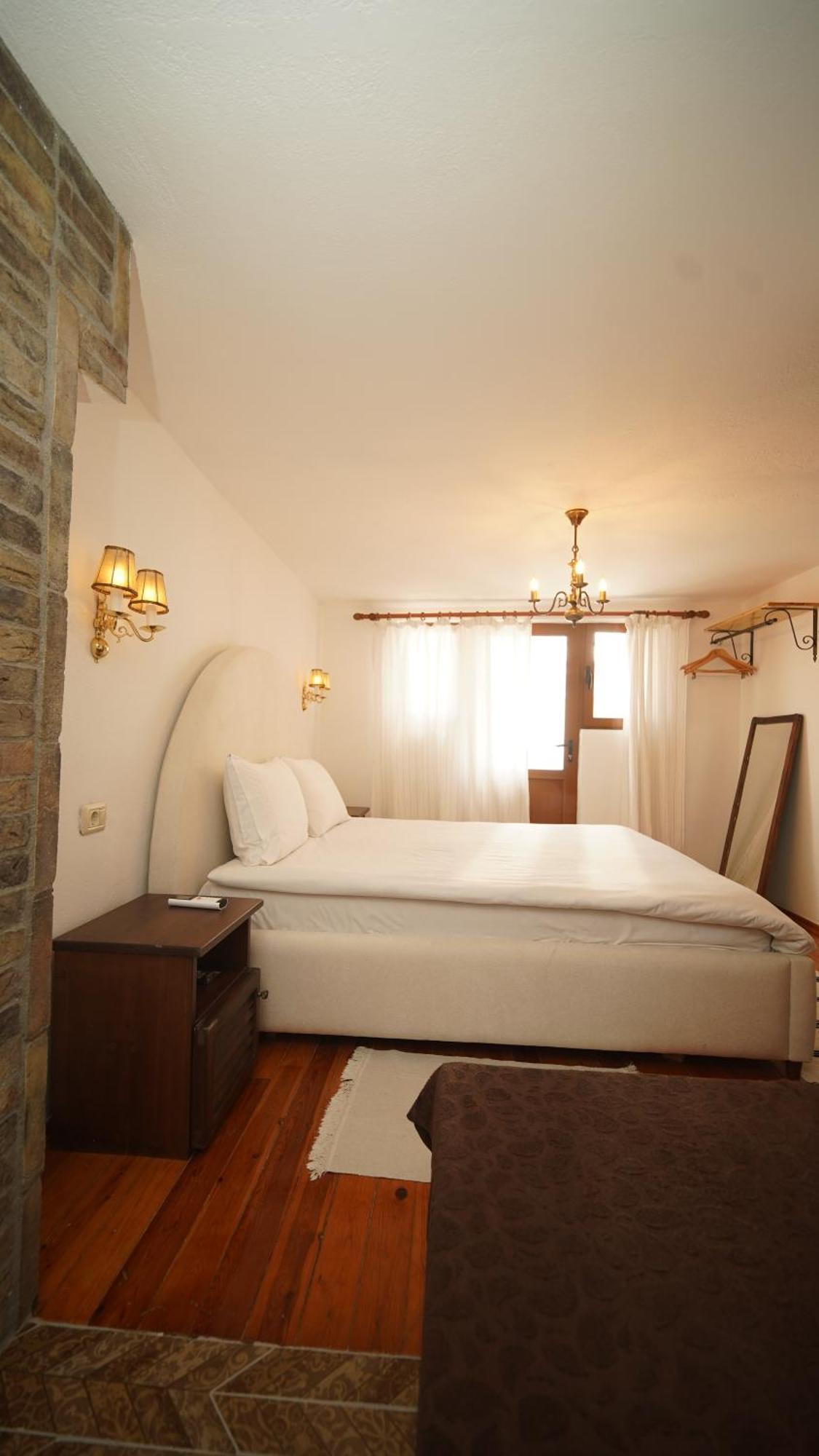 Relax Inn Korce Exterior photo